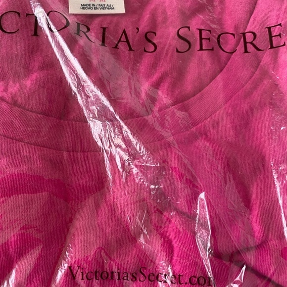 Brand new in bag VS Pink t-shirt - Picture 4 of 4